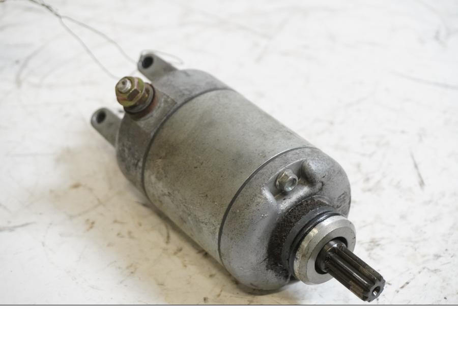 Framsidan på Startmotor från en Yamaha YZF R6 -2001 motorcykel.