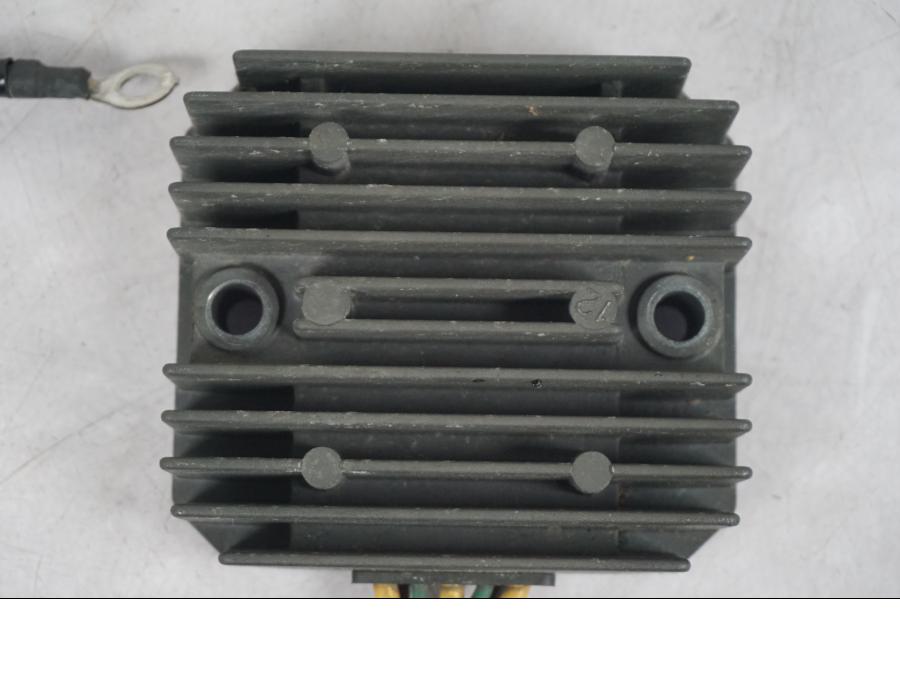 Höger sida på Likriktare från en KTM 690 Duke -2015 motorcykel.