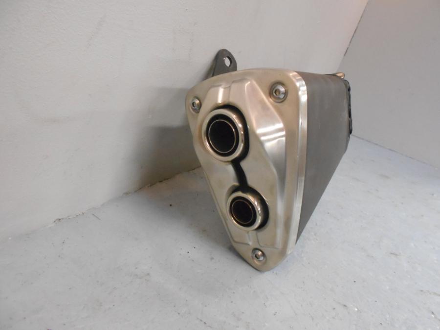 Baksidan på Ljuddämpare från en Kawasaki Z 800 -2015 motorcykel.