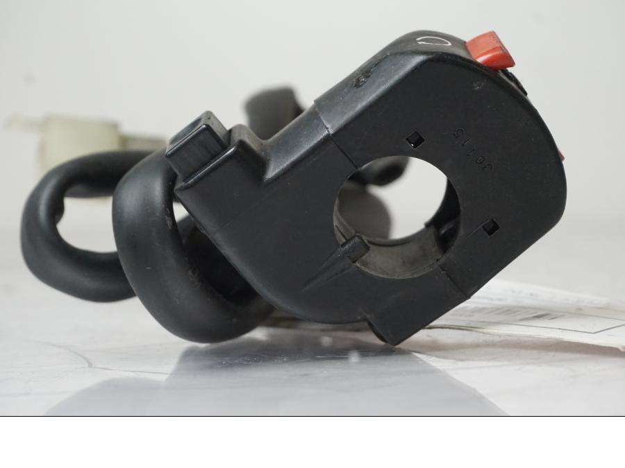 Snett nerifrån på Styrelreglage från en Honda XL 650 V -2000 motorcykel.