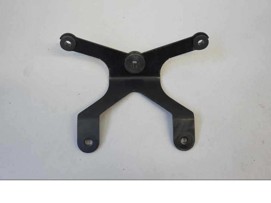 Framsidan på Instrumentpanelsfäste från en Suzuki SFV 650 A Gladius -2012 motorcykel.