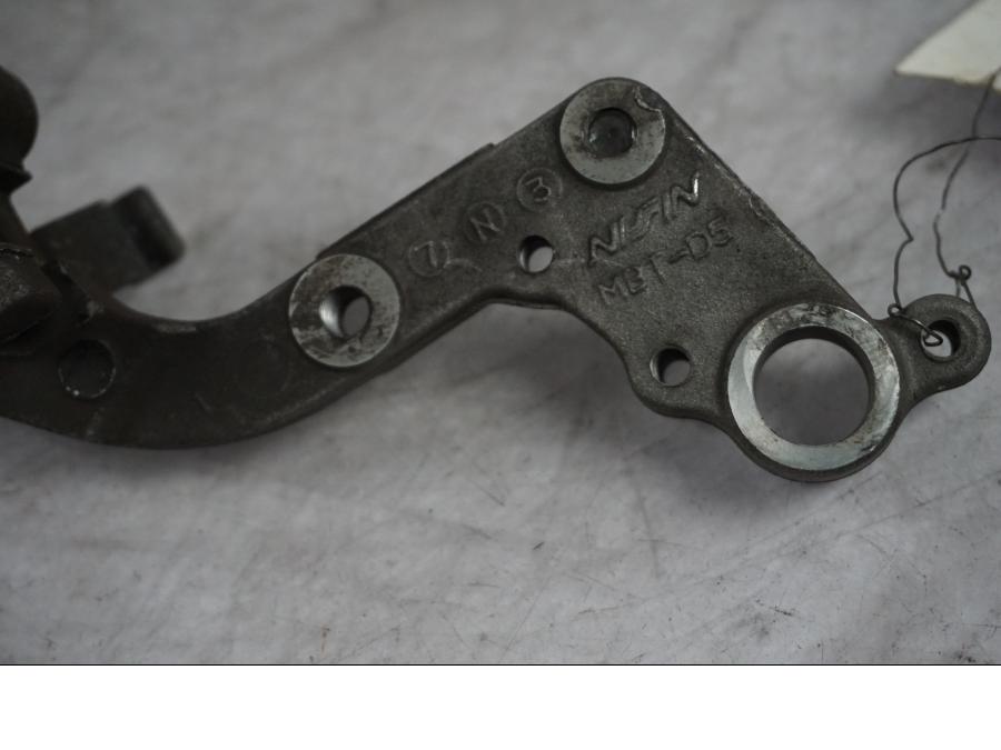 Baksidan på Bromsoksfäste från en Honda XL 1000 V -2008 motorcykel.