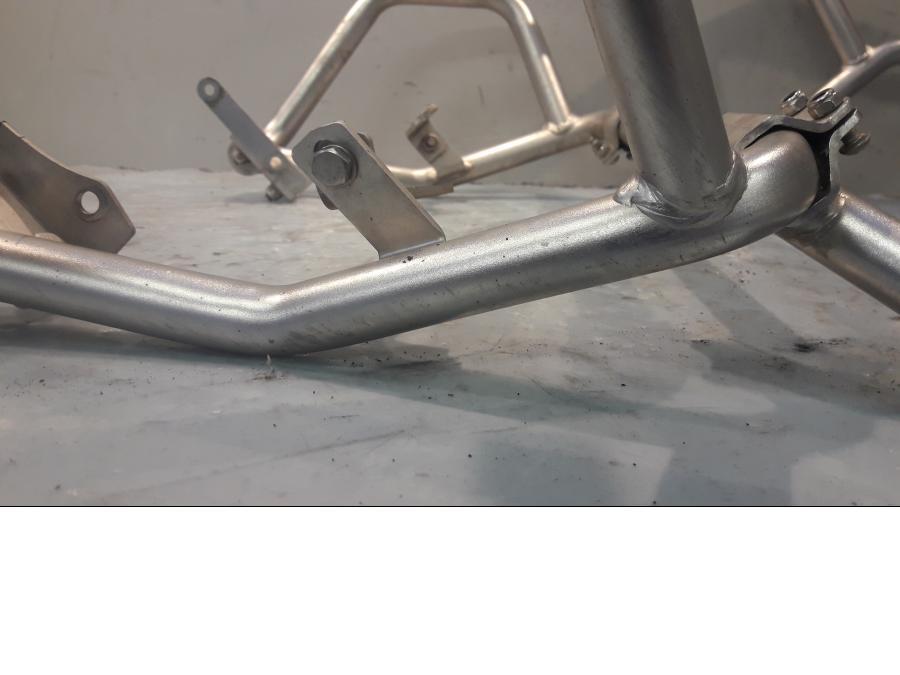 Vänster sida på Motorskyddsbåge från en BMW F 700 GS -2015 motorcykel.