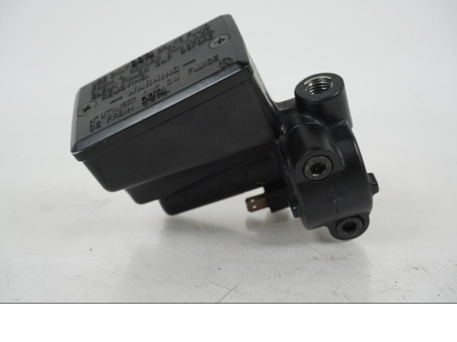 Vänster sida på Bromshuvudcylinder från en Kawasaki Z 750 -2006 motorcykel.