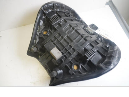 Höger sida på Sadel från en Suzuki M 800 -2007 motorcykel.