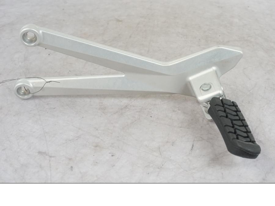 Framsidan på Fotpinnefäste från en KTM 690 Enduro -2023 motorcykel.