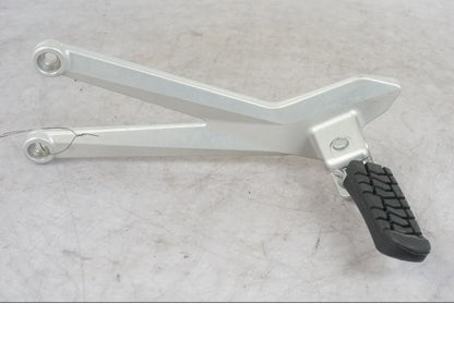 Framsidan på Fotpinnefäste från en KTM 690 Enduro -2023 motorcykel.