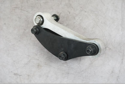 Framsidan på Stötdämparlänkage från en Yamaha MT-09 -2024 motorcykel.