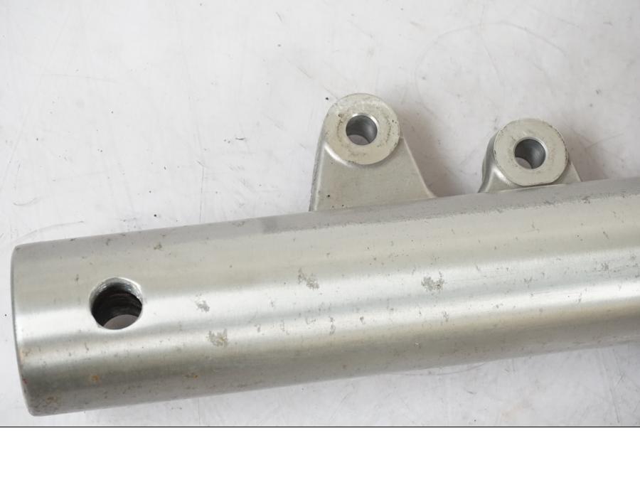 Baksidan på Gaffelben från en Suzuki VL 800 -2002 motorcykel.