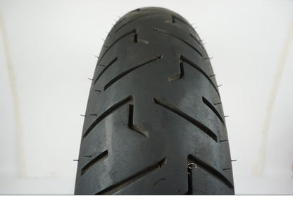 Baksidan på <p>Däck: Continental Contitour.</p>

<p>Dimension: 130/90-16 M/C 67H.</p>

<p>Tillv. 1719.</p>

<p>Mönsterdjup: ca. 60 %, Begagnad däck.</p> moped.