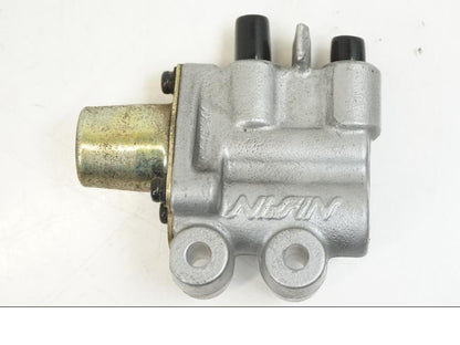 Framsidan på Bromsfördelare från en Honda VFR 800 -2003 motorcykel.