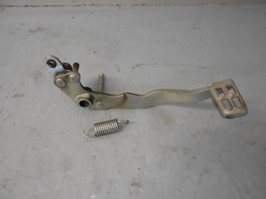 Framsidan på Bromspedal från en Yamaha YS 125 -2017 motorcykel.