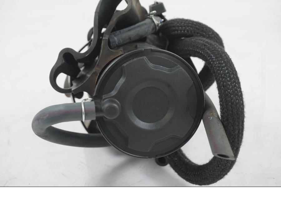 Snett nerifrån på Fuel Evap System från en Yamaha MT-07 -2019 motorcykel.