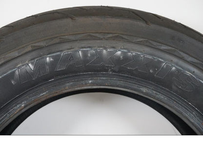 Vänster sida på <p>Begagnad däck av märket Maxxis och modell Classic.</p>

<p>Dimension 170/80-15. </p>

<p>Mönsterdjup ca: 60% (4,60mm).</p>

<p>Tillv 2322.</p> moped.