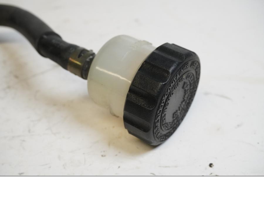 Höger sida på Bromshuvudcylinder från en Yamaha XJR 1300 -2000 motorcykel.