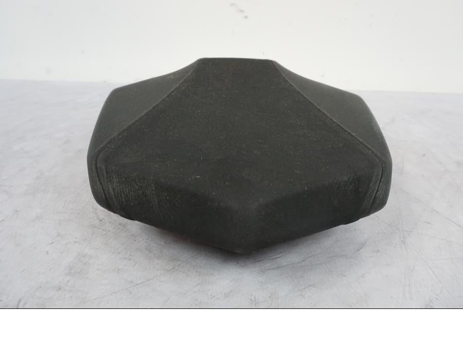 Höger sida på Sadel från en KTM 1290 Super Duke R -2021 motorcykel.