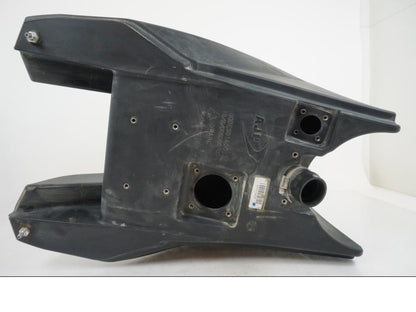 Snett nerifrån på Bensintank från en AJP PR7 -2021 motorcykel.