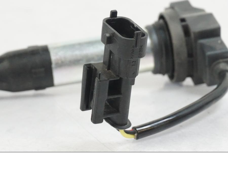 Snett nerifrån på Tändspole från en KTM 1290 Super Duke R -2022 motorcykel.