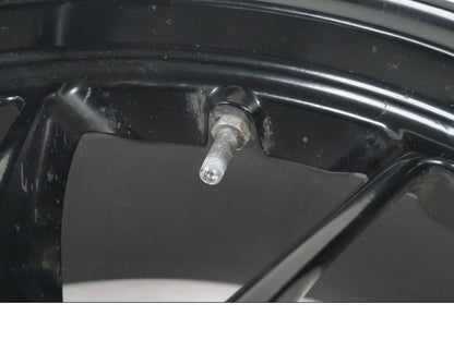 Vänster sida på Fälg från en Ducati Hyperstrada -2013 motorcykel.