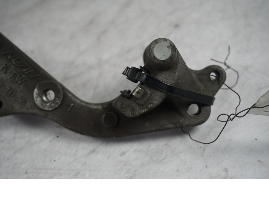 Höger sida på Bromsoksfäste från en Honda SH 300 A -2011 scooter.