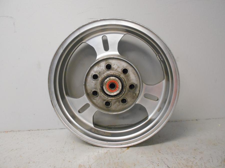 Framsidan på Fälg från en Suzuki VZ 1600 -2004 motorcykel.