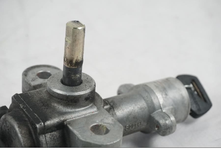 Extrabild5 på <p>Låssats från Suzuki VL 800 2004.</p>

<p>Tändningslås, tanklock, hjälmlås, lucklås och 2st nycklar.</p> motorcykel.