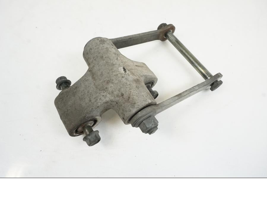 Baksidan på Stötdämparlänkage från en Yamaha BT 1100 -2003 motorcykel.