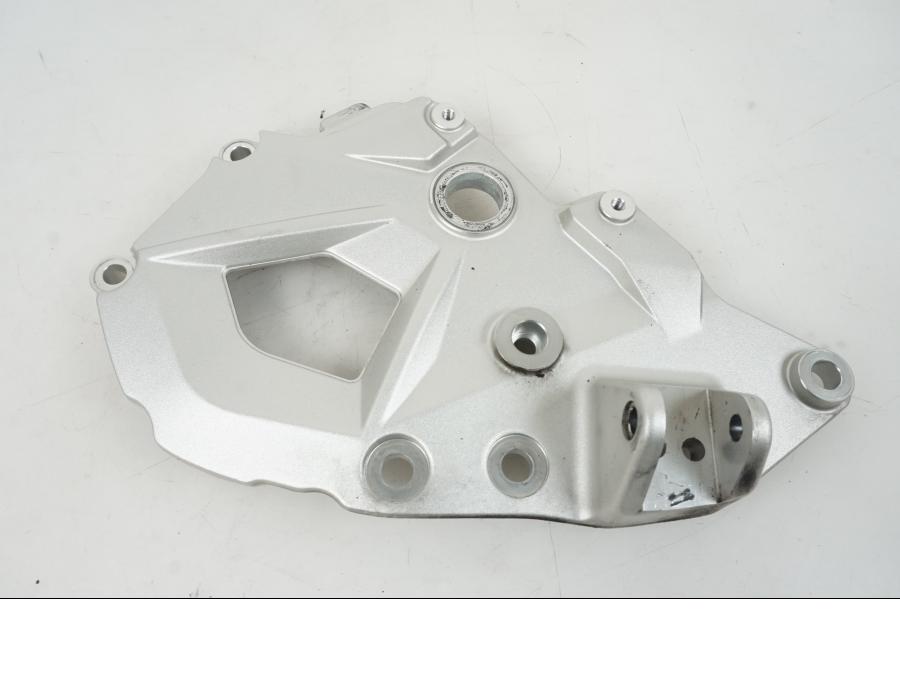 Framsidan på Fotpinnefäste från en BMW F 750 GS -2019 motorcykel.