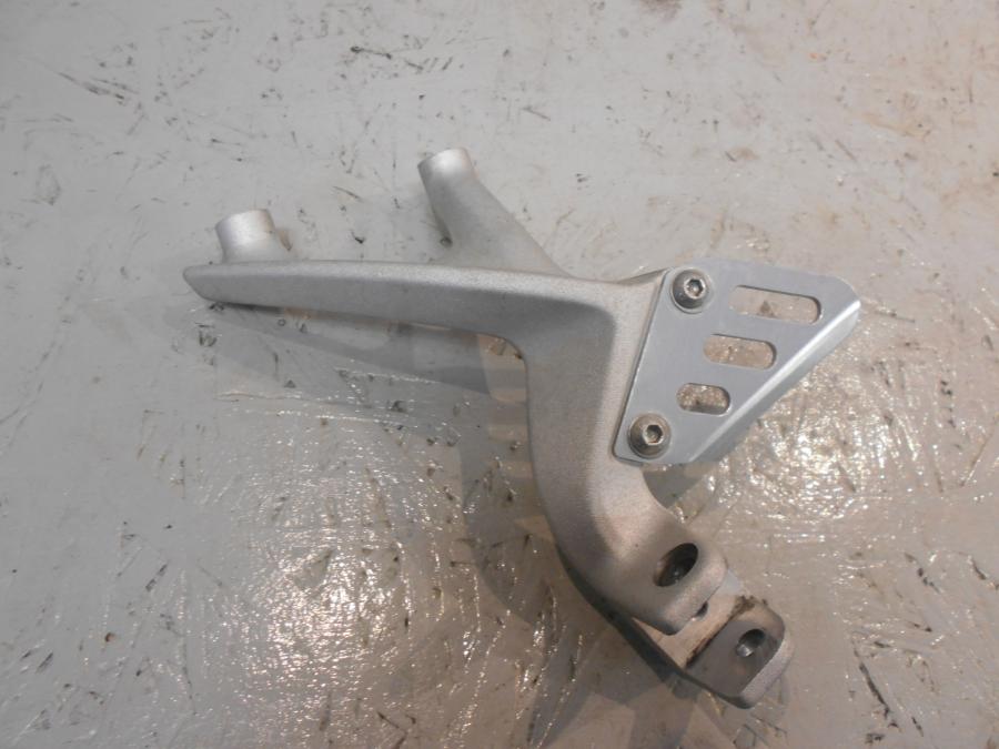 Framsidan på Fotpinnefäste från en Aprilia Tuono V4R -2016 motorcykel.