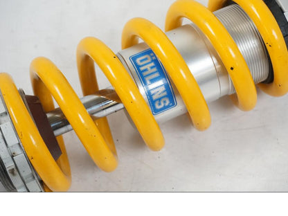 Höger sida på Stötdämpare Öhlins från en Yamaha MT-09 -2019 motorcykel.