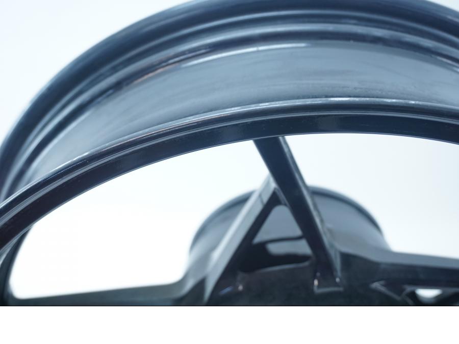 Snett uppifrån på Fälg från en Kawasaki Ninja 650 -2018 motorcykel.