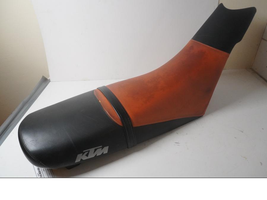 Framsidan på Sadel från en KTM 640 Duke -2006 motorcykel.