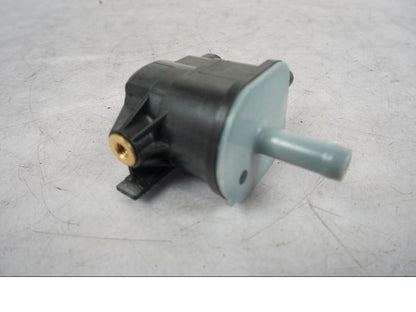 Baksidan på Fuel Evap System från en Triumph Bonneville T120 -2021 motorcykel.