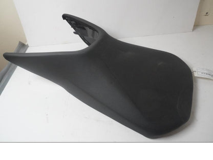 Framsidan på Sadel från en KTM 125 Duke -2017 motorcykel.