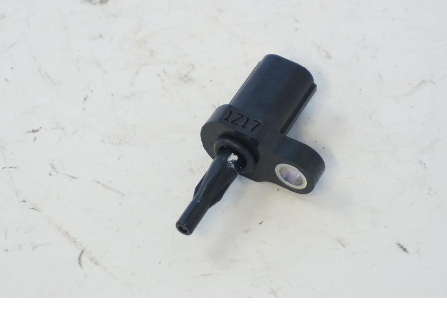 Höger sida på Luftburksensor från en Kawasaki ER-6N -2012 motorcykel.