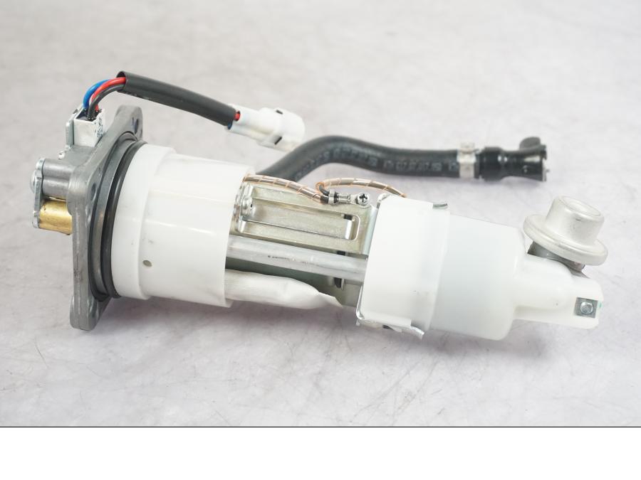 Extrabild1 på Bensinpump insprut från en KTM 1290 Super Duke R -2022 motorcykel.