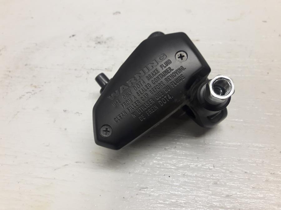 Baksidan på Bromshuvudcylinder från en Kawasaki ER-6N -2015 motorcykel.