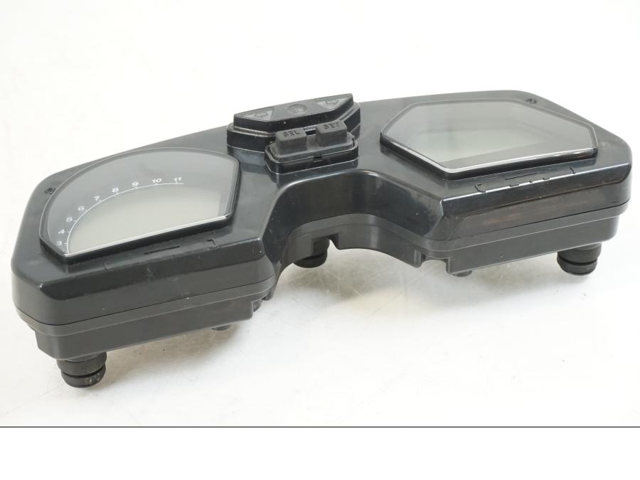 Vänster sida på Instrumentpanel från en Honda CB 650 F Hornet -2017 motorcykel.