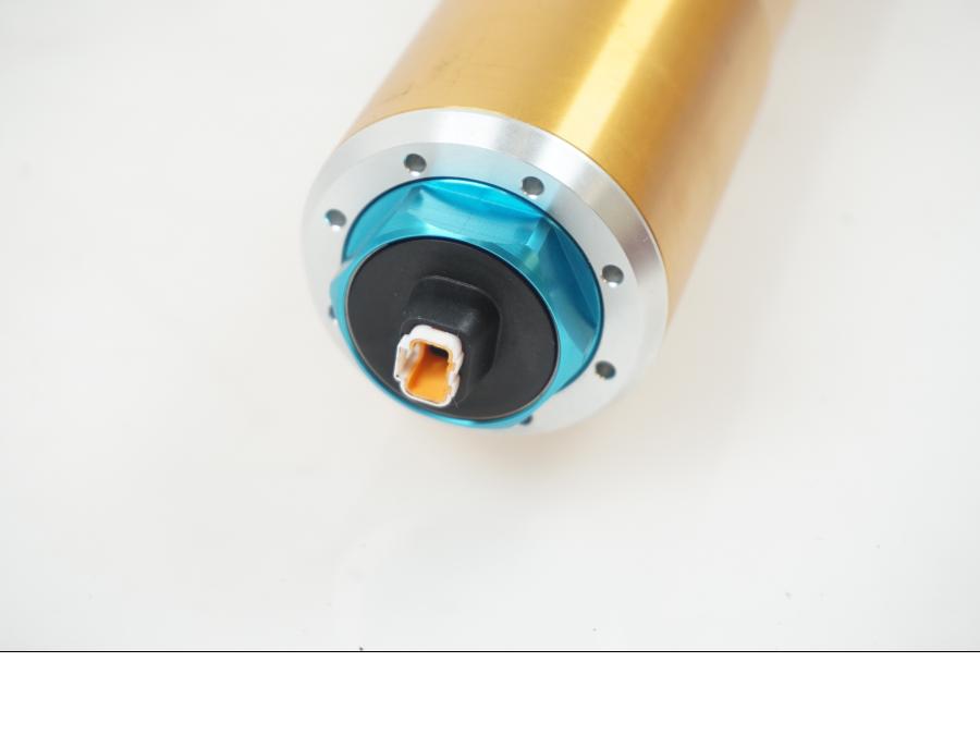 Snett nerifrån på Gaffelben Öhlins från en Ducati Streetfighter S -2020 motorcykel.