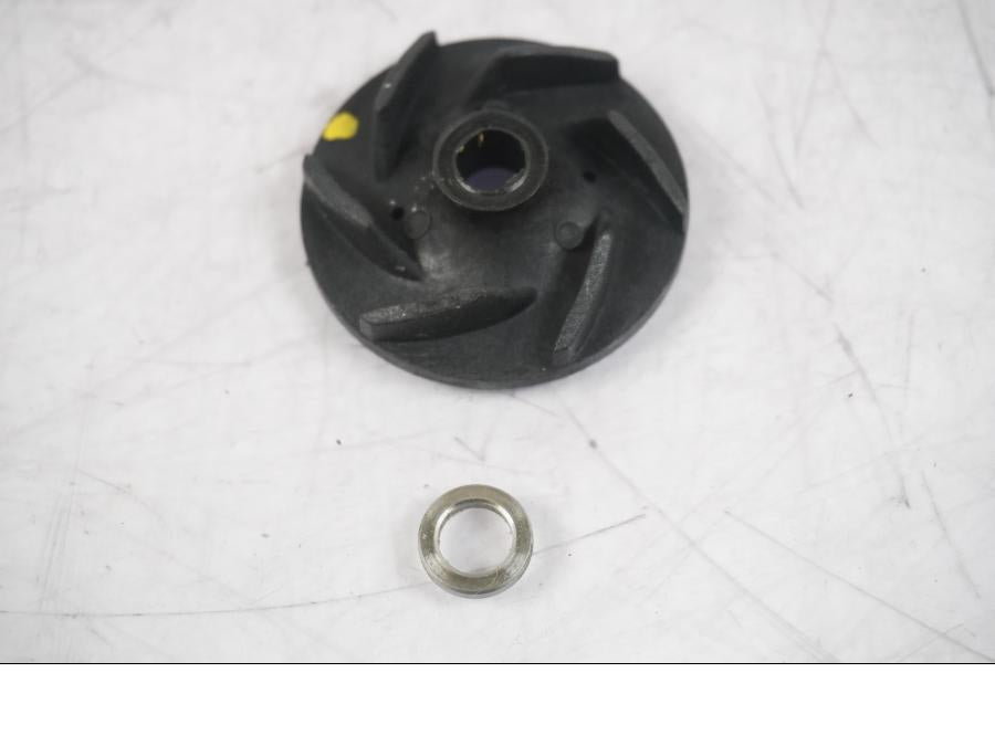 Framsidan på Vattenpump från en KTM 125 Duke -2017 motorcykel.