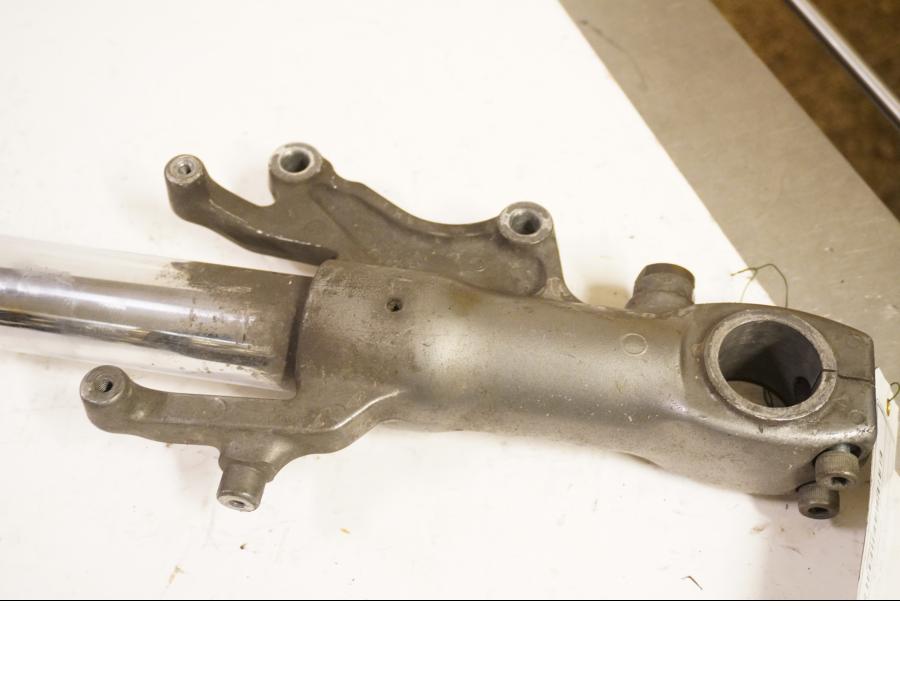 Vänster sida på Gaffelben från en Kawasaki ZX-9R -1996 motorcykel.