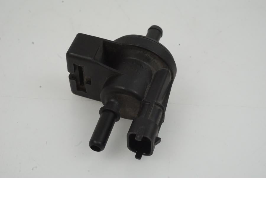 Framsidan på Fuel Evap System från en KTM 1290 Super Duke -2019 motorcykel.