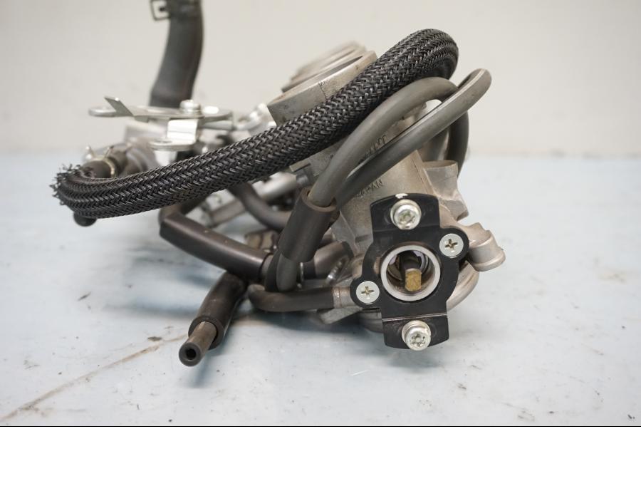 Höger sida på Spjällhus från en Yamaha XJ 6 -2011 motorcykel.