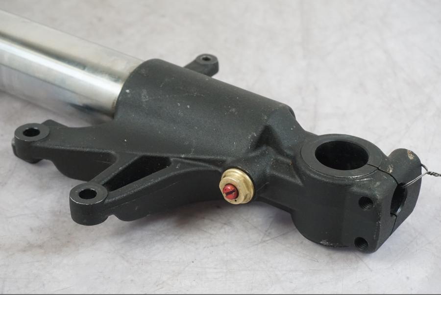 Baksidan på Gaffelben från en Honda CBR 900 RR -2001 motorcykel.