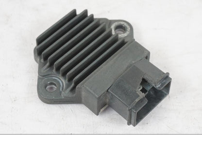 Framsidan på Likriktare från en Honda NT 650 V -2002 motorcykel.