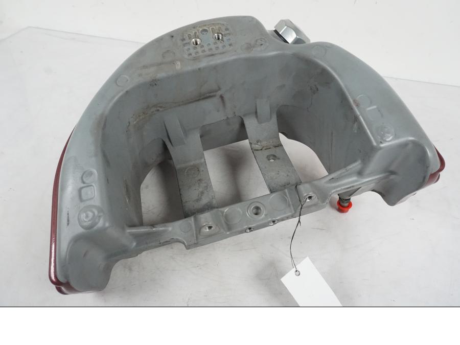 Snett nerifrån på Oljetank från en H-D Softail FXCW Rocker -2008 motorcykel.