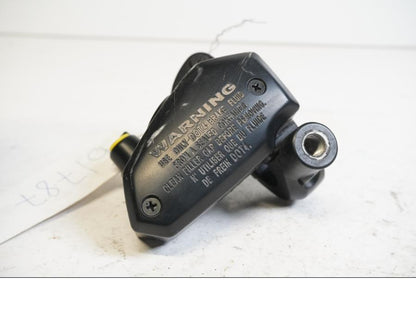 Baksidan på Bromshuvudcylinder från en Kawasaki ER-6N -2014 motorcykel.