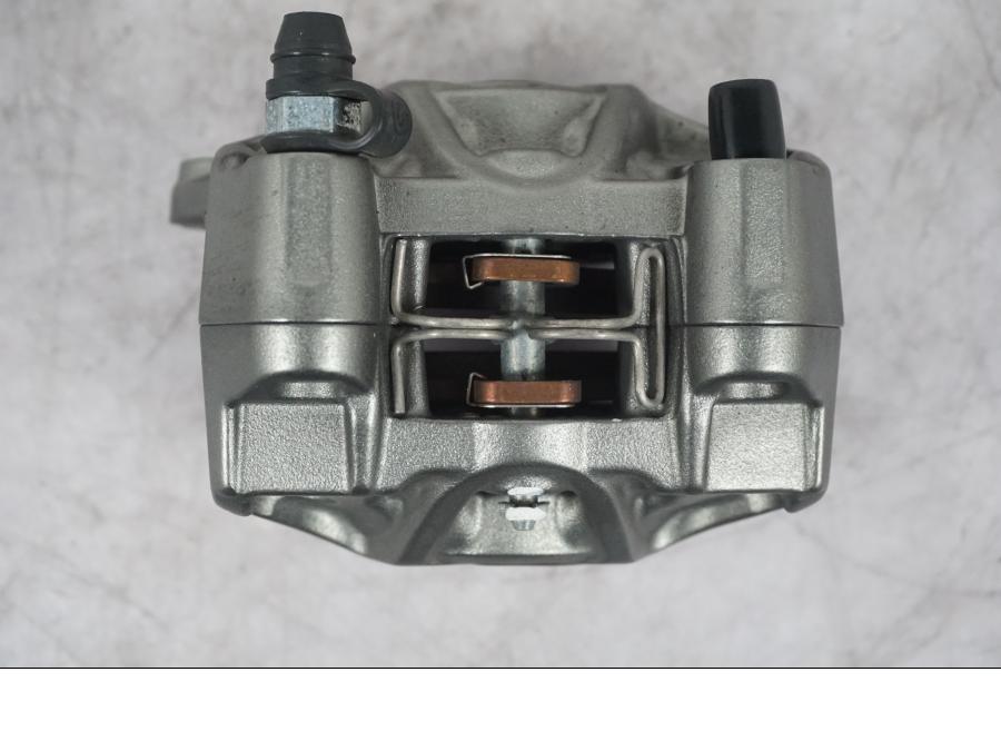 Snett nerifrån på Bromsok från en KTM 1290 Super Duke R -2022 motorcykel.