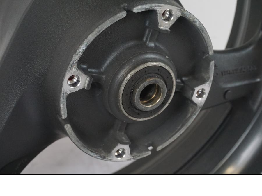 Extrabild4 på Fälg från en Honda VTR 1000 F -1997 motorcykel.