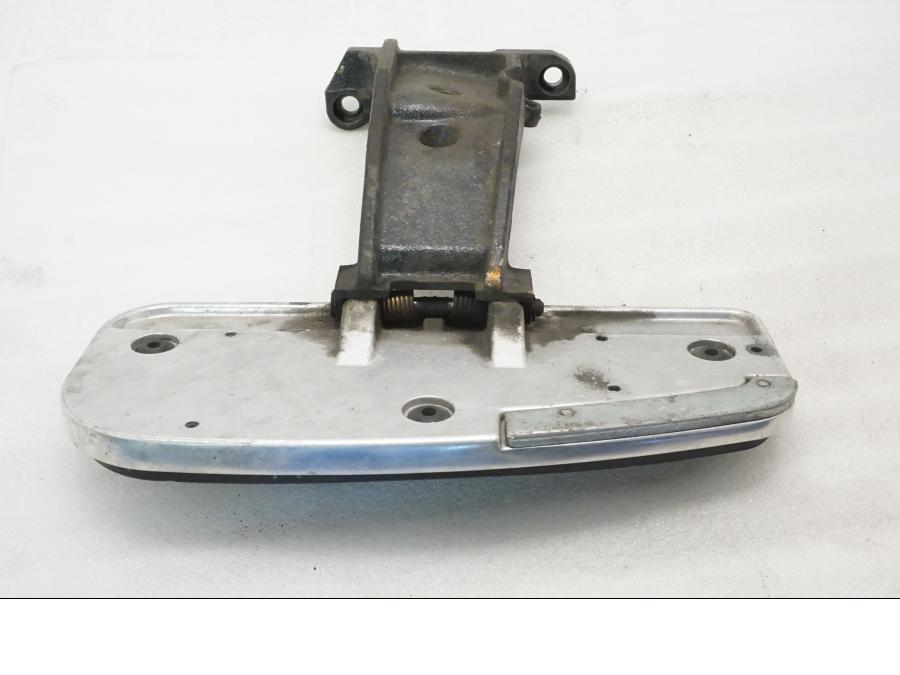 Höger sida på Fotplatta från en Yamaha XVZ 13TD -1999 motorcykel.